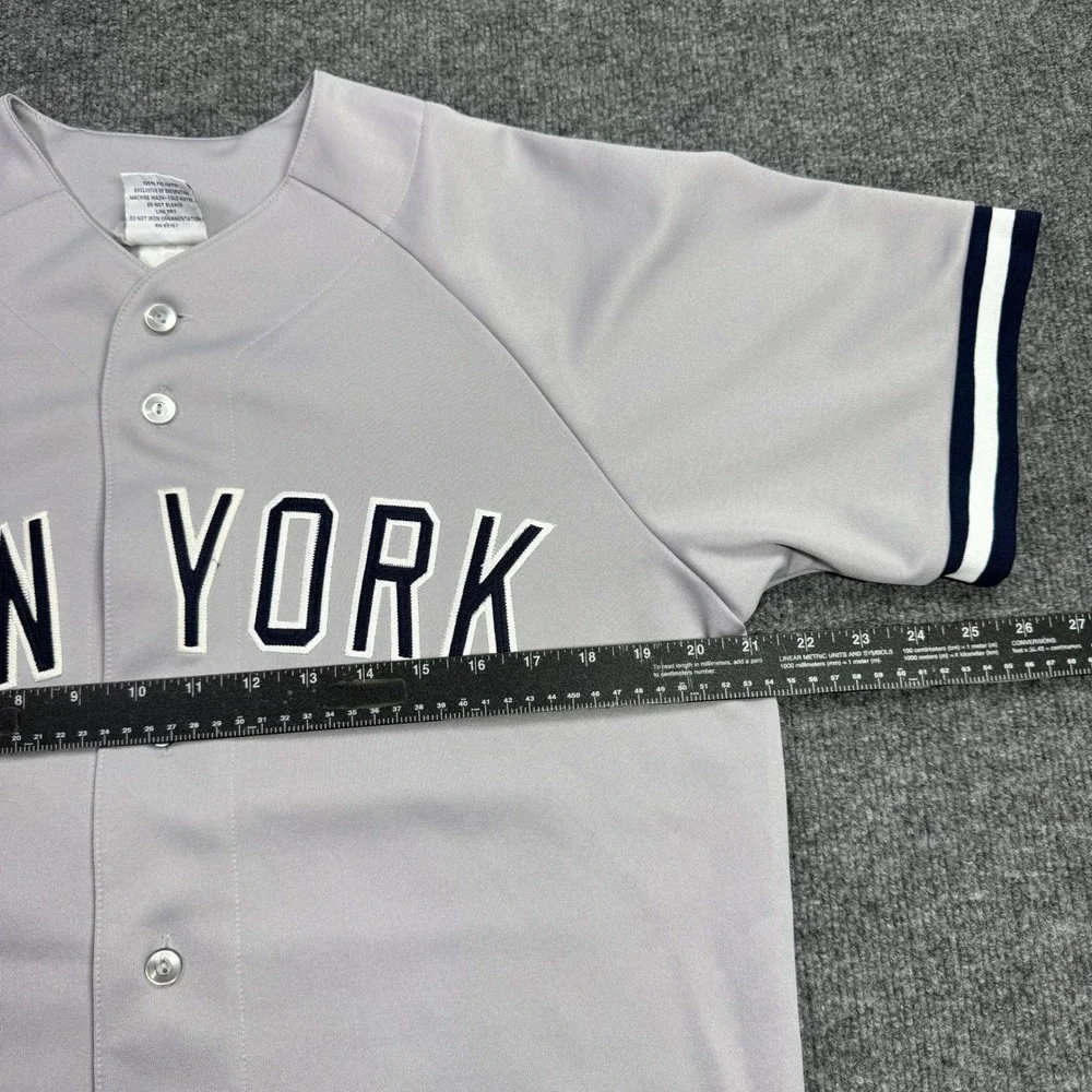 Derek Jeter 2 New York Yankees Majestic Baseball Jersey Youth L Grey Button Up